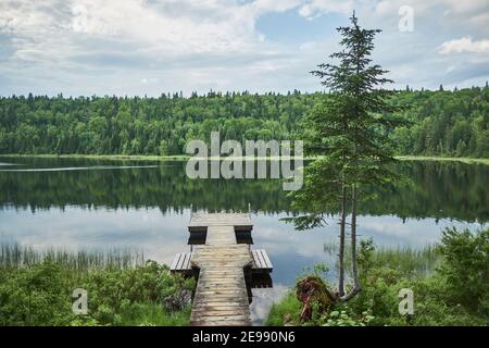 Noch See mit Dock in der kanadischen National Park, Shawinigan, Quebec, Kanada Stockfoto