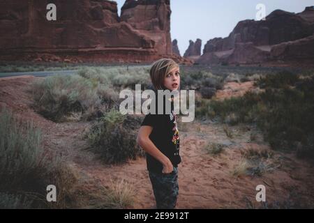 Roadtrip während Covid: Junge mit Maske im Arches National Park. Stockfoto