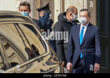 Der ehemalige Präsident der Europäischen Zentralbank Mario Draghi (R) mit Gesichtsmaske verlässt den Montecitorio-Palast, nachdem er ein Mandat zur Bildung der neuen italienischen Regierung durch den italienischen Präsidenten Sergio Mattarella angenommen hat. Stockfoto