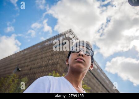 Junger afroamerikanischer Teenager-Mann vor dem Smithsonian Museum Stockfoto