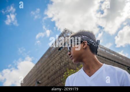 Junger afroamerikanischer Tween vor dem Smithsonian Museum Stockfoto