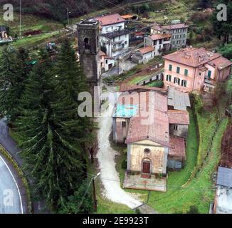 2/3/2021 - Sant 'Anna di Stazzema - das Dach der Kirche von San Rocco di Mulina, einer der symbolischen Orte der Nazi-faschistischen Massaker, wo der Pfarrer Don Fiore Menguzzo, Goldmedaille für Ziviltapferkeit, getötet wurde, ist in Gefahr zu kollabieren. Ein Teil des Querschiffs könnte mit der Dauer der Regenfälle zusammenbrechen. Der Alarm wurde durch die Autorin und Bloggerin von Mulina Giuseppe Vezzoni ausgelöst.nur redaktionelle Verwendung (Foto: IPA/Sipa USA) Quelle: SIPA USA/Alamy Live News Stockfoto