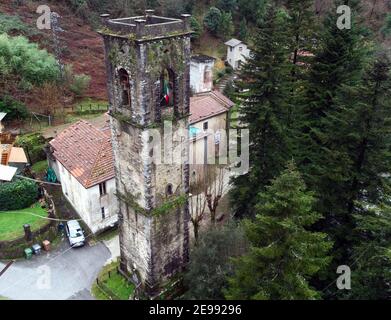 2/3/2021 - Sant 'Anna di Stazzema - das Dach der Kirche von San Rocco di Mulina, einer der symbolischen Orte der Nazi-faschistischen Massaker, wo der Pfarrer Don Fiore Menguzzo, Goldmedaille für Ziviltapferkeit, getötet wurde, ist in Gefahr zu kollabieren. Ein Teil des Querschiffs könnte mit der Dauer der Regenfälle zusammenbrechen. Der Alarm wurde durch die Autorin und Bloggerin von Mulina Giuseppe Vezzoni ausgelöst.nur redaktionelle Verwendung (Foto: IPA/Sipa USA) Quelle: SIPA USA/Alamy Live News Stockfoto