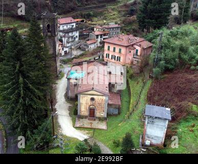 2/3/2021 - Sant 'Anna di Stazzema - das Dach der Kirche von San Rocco di Mulina, einer der symbolischen Orte der Nazi-faschistischen Massaker, wo der Pfarrer Don Fiore Menguzzo, Goldmedaille für Ziviltapferkeit, getötet wurde, ist in Gefahr zu kollabieren. Ein Teil des Querschiffs könnte mit der Dauer der Regenfälle zusammenbrechen. Der Alarm wurde durch die Autorin und Bloggerin von Mulina Giuseppe Vezzoni ausgelöst.nur redaktionelle Verwendung (Foto: IPA/Sipa USA) Quelle: SIPA USA/Alamy Live News Stockfoto