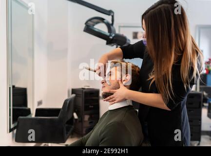 Friseur Rasur junger Mann mit Rasiermesser Stockfoto