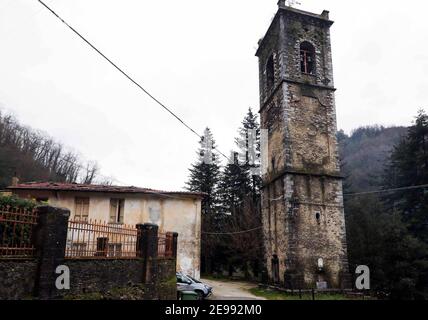 2/3/2021 - Sant 'Anna di Stazzema - das Dach der Kirche von San Rocco di Mulina, einer der symbolischen Orte der Nazi-faschistischen Massaker, wo der Pfarrer Don Fiore Menguzzo, Goldmedaille für Ziviltapferkeit, getötet wurde, ist in Gefahr zu kollabieren. Ein Teil des Querschiffs könnte mit der Dauer der Regenfälle zusammenbrechen. Der Alarm wurde durch die Autorin und Bloggerin von Mulina Giuseppe Vezzoni ausgelöst.nur redaktionelle Verwendung (Foto: IPA/Sipa USA) Quelle: SIPA USA/Alamy Live News Stockfoto