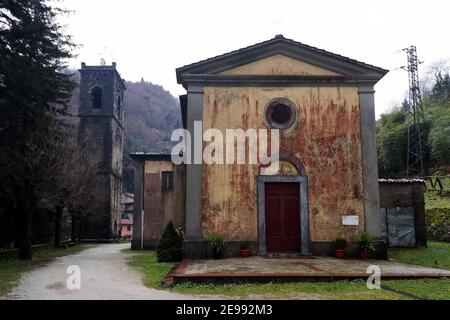 2/3/2021 - Sant 'Anna di Stazzema - das Dach der Kirche von San Rocco di Mulina, einer der symbolischen Orte der Nazi-faschistischen Massaker, wo der Pfarrer Don Fiore Menguzzo, Goldmedaille für Ziviltapferkeit, getötet wurde, ist in Gefahr zu kollabieren. Ein Teil des Querschiffs könnte mit der Dauer der Regenfälle zusammenbrechen. Der Alarm wurde durch die Autorin und Bloggerin von Mulina Giuseppe Vezzoni ausgelöst.nur redaktionelle Verwendung (Foto: IPA/Sipa USA) Quelle: SIPA USA/Alamy Live News Stockfoto