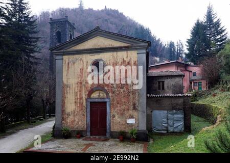 2/3/2021 - Sant 'Anna di Stazzema - das Dach der Kirche von San Rocco di Mulina, einer der symbolischen Orte der Nazi-faschistischen Massaker, wo der Pfarrer Don Fiore Menguzzo, Goldmedaille für Ziviltapferkeit, getötet wurde, ist in Gefahr zu kollabieren. Ein Teil des Querschiffs könnte mit der Dauer der Regenfälle zusammenbrechen. Der Alarm wurde durch die Autorin und Bloggerin von Mulina Giuseppe Vezzoni ausgelöst.nur redaktionelle Verwendung (Foto: IPA/Sipa USA) Quelle: SIPA USA/Alamy Live News Stockfoto