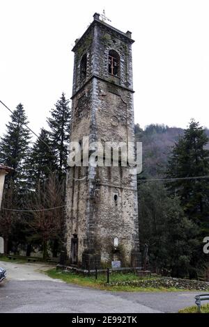 2/3/2021 - Sant 'Anna di Stazzema - das Dach der Kirche von San Rocco di Mulina, einer der symbolischen Orte der Nazi-faschistischen Massaker, wo der Pfarrer Don Fiore Menguzzo, Goldmedaille für Ziviltapferkeit, getötet wurde, ist in Gefahr zu kollabieren. Ein Teil des Querschiffs könnte mit der Dauer der Regenfälle zusammenbrechen. Der Alarm wurde durch die Autorin und Bloggerin von Mulina Giuseppe Vezzoni ausgelöst.nur redaktionelle Verwendung (Foto: IPA/Sipa USA) Quelle: SIPA USA/Alamy Live News Stockfoto