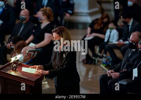 WASHINGTON, DC - 3. FEBRUAR: Sprecherin des Repräsentantenhauses der Vereinigten Staaten Nancy Pelosi (Demokrat von Kalifornien) bereitet sich vor, während der Kongresszeremonie zu sprechen, die den US-Polizeibeamten Brian D. Sichnick, 42, als er am Mittwoch, 3. Februar 2021 in der Rotunde des Capitols zu Ehren liegt. Offizier Sichnick reagierte auf die Unruhen im US-Kapitol am Mittwoch, 6. Januar 2021, als er tödlich verletzt wurde, während er körperlich mit dem Mob in Kontakt trat. Mitglieder des Kongresses zollten dem Offizier am Mittwochmorgen vor seiner Beerdigung auf dem Nationalfriedhof von Arlington Tribut Stockfoto