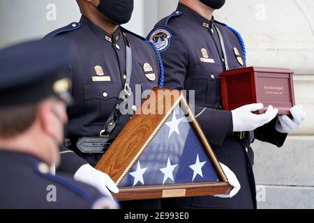 Eine Ehrenwache trägt eine Urne mit den eingeäscherten Resten des US-Capitol Police Officer Brian Sichnick die Stufen des US-Capitol hinunter, Mittwoch, 3. Februar 2021, in Washington. (Foto von Alex Brandon/Pool/Sipa USA) Stockfoto