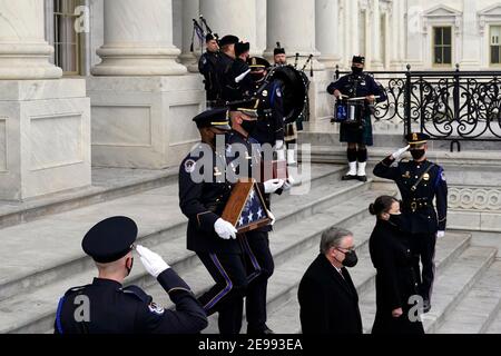 Eine Ehrenwache trägt eine Urne mit den eingeäscherten Resten des US-Capitol Police Officer Brian Sichnick die Stufen des US-Capitol hinunter, Mittwoch, 3. Februar 2021, in Washington. (Foto von Alex Brandon/Pool/Sipa USA) Stockfoto