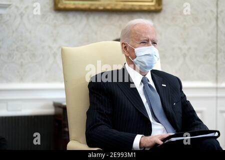 Washington, Usa. Februar 2021, 03rd. Präsident Joe Biden trägt eine Schutzmaske beim Treffen mit demokratischen Senatoren, um den amerikanischen Rettungsplan im Oval Office des Weißen Hauses in Washington, DC am Mittwoch, 3. Februar 2021 zu besprechen. Pool Foto von Stefani Reynolds/UPI Kredit: UPI/Alamy Live News Stockfoto