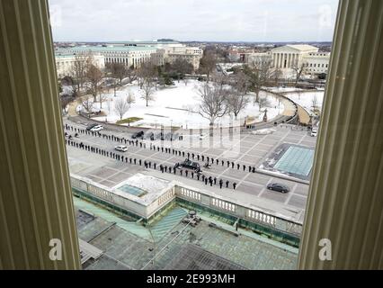 Washington, USA. Februar 2021, 03rd. Der Leichenwagen, der die Überreste des Capitol Police Officer Brian Sichnick trägt, bewegt sich nach seinem Trauerdienst in Washington, DC am Mittwoch, dem 3. Februar 2021, durch zwei Reihen grüßender Capitol Police Officers. Sicknick wurde zusammen mit vier anderen während des Kapitolanschlags am 6th. Januar getötet. Foto von Kevin Dietsch/Pool/Sipa USA Credit: SIPA USA/Alamy Live News Stockfoto