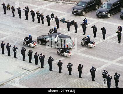 Washington, USA. Februar 2021, 03rd. Der Leichenwagen, der die Überreste des Capitol Police Officer Brian Sichnick trägt, bewegt sich nach seinem Trauerdienst in Washington, DC am Mittwoch, dem 3. Februar 2021, durch zwei Reihen grüßender Capitol Police Officers. Sicknick wurde zusammen mit vier anderen während des Kapitolanschlags am 6th. Januar getötet. Foto von Kevin Dietsch/Pool/Sipa USA Credit: SIPA USA/Alamy Live News Stockfoto