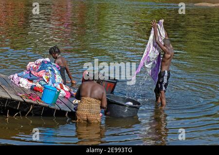 Afro-Suriname Familie wäscht Kleidung in der Suriname Fluss in der Nähe von Aurora, Sipaliwini District, Suriname / Surinam Stockfoto
