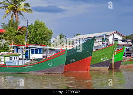 Traditionelle bunte hölzerne Fischerboote im Hafen von New Amsterdam / Nieuw Amsterdam entlang der Suriname Fluss, Commewijne District, Suriname Stockfoto