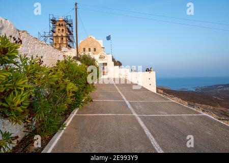 Folegandros, Griechenland - 23. September 2020: Getünchte Panagia-Kirche in Chora. Folegandros Insel. Griechenland Stockfoto