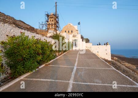 Folegandros, Griechenland - 23. September 2020: Getünchte Panagia-Kirche in Chora. Folegandros Insel. Griechenland Stockfoto