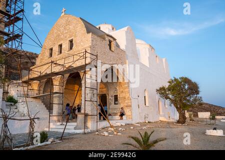 Folegandros, Griechenland - 23. September 2020: Getünchte Panagia-Kirche in Chora. Folegandros Insel. Griechenland Stockfoto