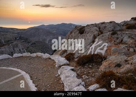 Folegandros, Griechenland - 23. September 2020: Felsküste der Insel Folegandros bei Sonnenuntergang. Kykladen, Griechenland Stockfoto