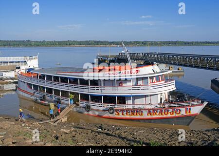 Bananenverladung auf der Stenio Araújo II, Binnenschiff und Frachtschiff auf dem Amazonas, Fährschiff, das Porto Velho und Manaus in Brasilien verbindet Stockfoto