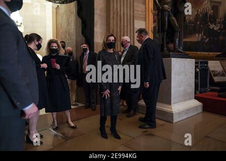 WASHINGTON, DC - 2. FEBRUAR: Die Sprecherin des Repräsentantenhauses der Vereinigten Staaten, Nancy Pelosi, wartet darauf, dem US-Polizeibeamten Brian D. Sichnick, 42, ihren Respekt zu erweisen, da er am Dienstag, 2. Februar 2021 in der Rotunde des Kapitols zu Ehren liegt. Offizier Sichnick reagierte auf die Unruhen im US-Kapitol am Mittwoch, 6. Januar 2021, als er tödlich verletzt wurde, während er körperlich mit dem Mob in Kontakt trat. Mitglieder des Kongresses werden dem Offizier am Mittwochmorgen vor seiner Beerdigung auf dem Nationalfriedhof von Arlington Tribut zollen. (Foto von Salwan Georges/Pool/Sipa USA) Stockfoto