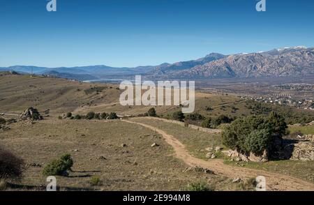 Blick auf den Santillana Stausee vom St. Peter Peak. Foto aufgenommen in der Gemeinde Colmenar Viejo, Provinz Madrid, Spanien Stockfoto