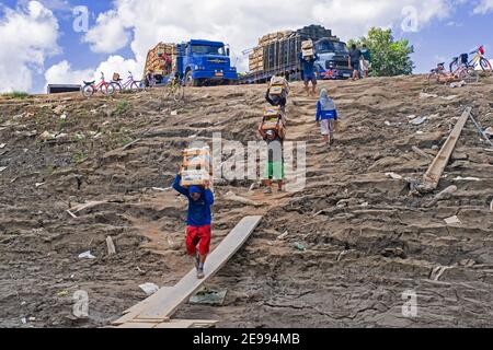 Handarbeiter, die Bananen von LKWs auf Binnenschiff und Frachtschiff auf dem Amazonasfluss in Porto Velho, Rondônia, Brasilien verladen Stockfoto