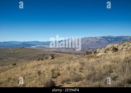 Blick auf den Santillana Stausee vom St. Peter Peak. Foto aufgenommen in der Gemeinde Colmenar Viejo, Provinz Madrid, Spanien Stockfoto