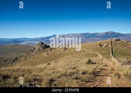 Blick auf den Santillana Stausee vom St. Peter Peak. Foto aufgenommen in der Gemeinde Colmenar Viejo, Provinz Madrid, Spanien Stockfoto