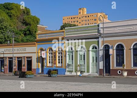 Bunte Kolonialbauten auf dem Hauptplatz im Stadtzentrum von Hauptstadt Manaus, Amazonas, Brasilien Stockfoto