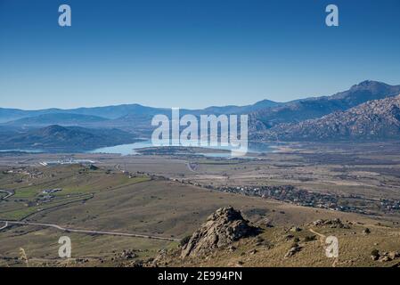 Blick auf den Santillana Stausee vom St. Peter Peak. Foto aufgenommen in der Gemeinde Colmenar Viejo, Provinz Madrid, Spanien Stockfoto