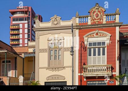 Bunte Kolonialbauten auf dem Hauptplatz im Stadtzentrum von Hauptstadt Manaus, Amazonas, Brasilien Stockfoto