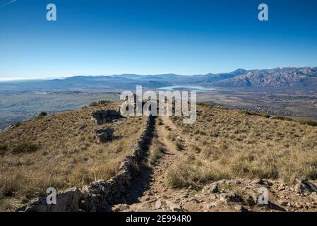 Blick auf den Santillana Stausee vom St. Peter Peak. Foto aufgenommen in der Gemeinde Colmenar Viejo, Provinz Madrid, Spanien Stockfoto