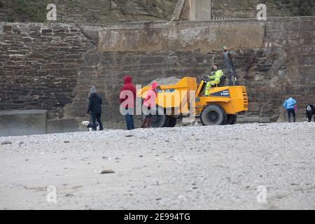 Ein Bagger am Strand bewegenden Sound in Portreath, Cornwall, Großbritannien Stockfoto