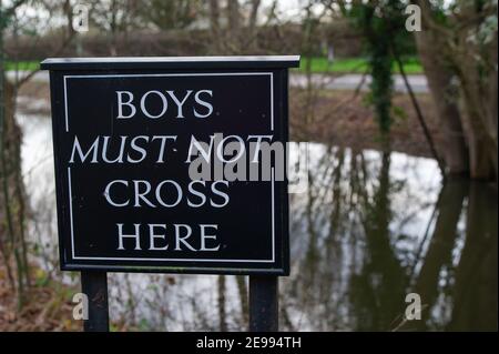 Eton, Windsor, Berkshire, Großbritannien. 3rd. Februar 2021. A Boys Must Not Cross Here Schild neben Willow Brook auf dem Gelände des Eton College. Der Bach ist fast bis zum Gipfel voll. Entlang der Themse von Maidenhead nach Windsor und Eton ist weiterhin ein Hochwasser-Warnhinweis vorhanden. Es wird davon ausgegangen, dass der Flussspiegel in den nächsten Tagen hoch bleiben wird, eine Sachüberflutung ist jedoch derzeit nicht zu erwarten. Quelle: Maureen McLean/Alamy Live News Stockfoto