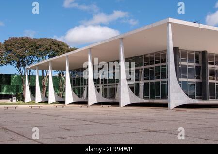 BRASILIA, BRASILIEN - 7. JUNI 2015: Oberster Bundesgerichtshof am Platz der drei Mächte in der Hauptstadt Brasiliens. Stockfoto