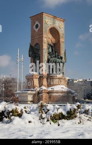 Taksim Republic Monument in Snowy Day in Istanbul City, Türkei Stockfoto