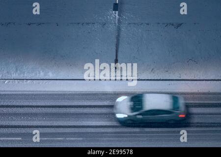 Auto auf Stadt Winterstraße am Abend. Bewegungsunschärfe, Unschärfe-Effekt, Draufsicht Stockfoto
