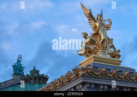 Statuen auf dem Dach der Opera Garnier, Paris, Frankreich Stockfoto