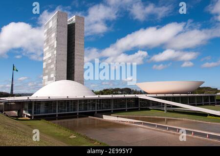 BRASILIA, BRASILIEN - 7. JUNI 2015: Brasilianischer Nationalkongress. Das Gebäude wurde von Oscar Niemeyer im modernen brasilianischen Stil entworfen. Stockfoto