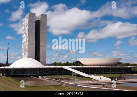 BRASILIA, BRASILIEN - 7. JUNI 2015: Brasilianischer Nationalkongress. Das Gebäude wurde von Oscar Niemeyer im modernen brasilianischen Stil entworfen. Stockfoto