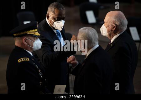 Der Vorsitzende des Joint Chiefs of Staff Army General Mark Milley, US-Verteidigungsminister Lloyd Austin, Mehrheitsführer des Repräsentantenhauses Steny Hoyer (D-MD), Und Senator Patrick J. Leahy (D-VT) sprechen vor einer Zeremonie für Capitol Police Officer Brian Sicknick in der Rotunde des US Capitol Gebäudes, nachdem er während des Angriffs auf Capitol Hill im Januar 6th von einem Pro-Trump Mob am 3. Februar 2021 in Washington, DC starb. (Foto von Brendan Smialowski/Pool/Sipa USA) Stockfoto