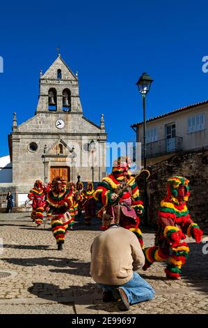 Caretos de Podence, traditionelle Maske und Karneval in Podence, Trás os Montes, Portugal. Stockfoto