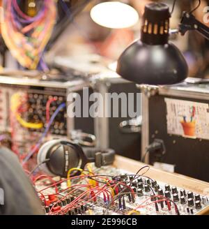 Modular Electronic Music Synthesizer Patch im Gehäuse mit Kabeln und Kopfhörer Stockfoto