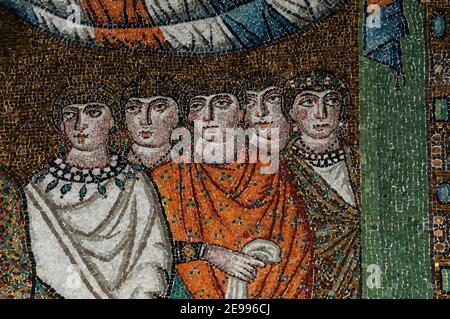 Fünf Damen vom Hof von Theodora, Kaiserin des byzantinischen oder östlichen Römischen Reiches. Byzantinisches Mosaik in der Basilika di San Vitale in Ravenna, Emilia-Romagna, Italien. Das Mosaik wurde in den 500s v. Chr. erschaffen, ein paar Jahre nachdem Ravenna vom byzantinischen Reich aus den Ostrogoten gefangen wurde. Stockfoto