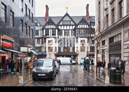 London, Vereinigtes Königreich - 01. Februar 2019: TUDOR stilisiertes Gebäude Liberty's am Regentag. Es ist ein Kaufhaus in der Great Marlborough Street Selling Stockfoto