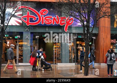 London, Großbritannien - 01. Februar 2019: Menschen, die an regnerischen Tagen vor dem Disney-Laden in der Oxford Street spazieren. Shop verkaufen hauptsächlich Disney relat Stockfoto