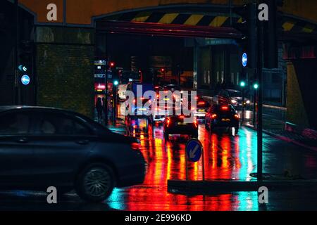 London, Großbritannien - 01. Februar 2019: Busse und Autos warten an einem regnerischen Abend in der Nähe des Bahnhofs Lewisham an der roten Ampel im Verkehr Stockfoto